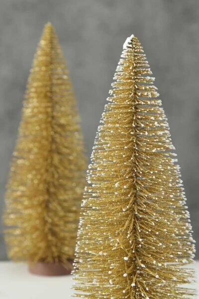 En la decoración navideña nunca falta un abeto. El árbol XMAS Tarvo solo mide 32 cm, por lo que es ideal si no tienes mucho espacio. Además, tiene un color dorado muy chic. decoracion navideña casera