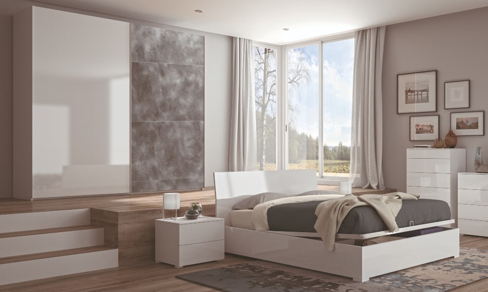 La colección de dormitorio CAPRI destaca por sus líneas puras y el acabado brillo, por lo que el armario SYSTEMA supone un contrapunto perfecto. Con la técnica del esponjado, puedes decorar tu clóset y matizar el color. armarios decorados