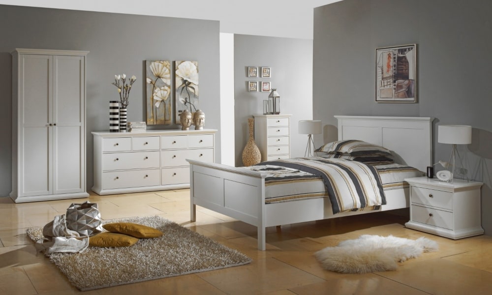 habitación matrimonio decorada con mobiliario blanco y paredes pintadas en gris