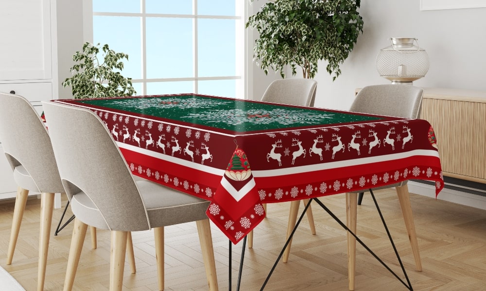 Viste también tu mesa y tus sillas con los colores navideños. El mantel NATAL tiene una decoración clásica de Navidad. decoracion navideña casera
