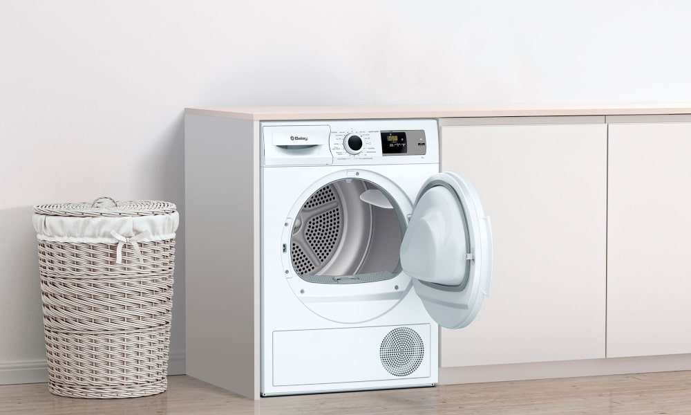 cesto de ropa sucia de mimbre en el cuarto de la colada cuarto de la colada pequeño