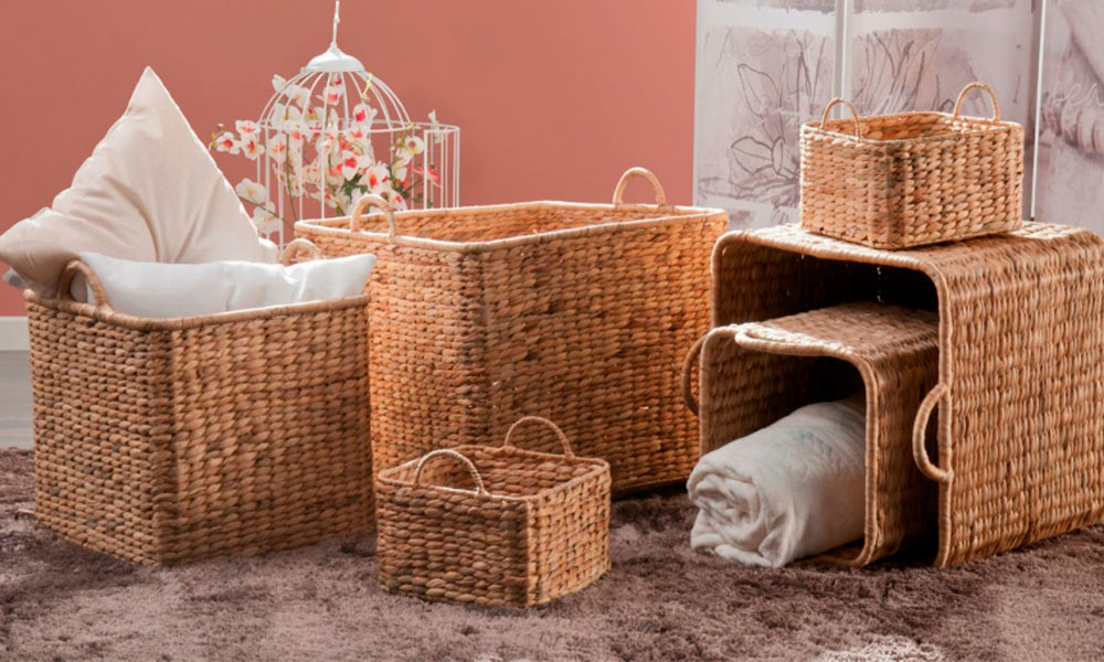 Organización y sencillez es lo que podrás lograr al colocar cestas de mimbre en las estancias de tu casa decoración low cost