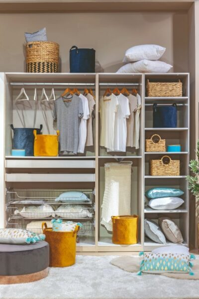cuarto de la colada decorado con cestos y cajas de almacenaje cuarto de la colada pequeño
