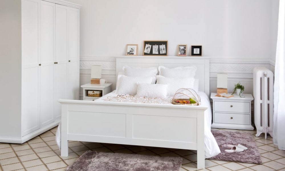 Diseños en el tradicional color madera, como el que usan las lámparas de sobremesa ESTEL, encajan con el estilo de decoración hamptons. dormitorios estilo hamptons