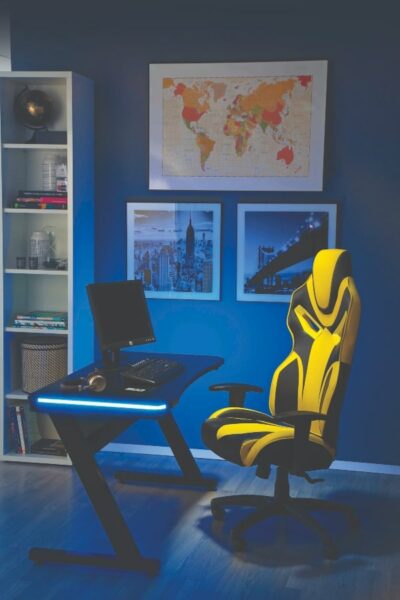 ¿Qué otras cosas son imprescindibles para la habitación de un gamer? Unos auriculares bluetooth, altavoces o barras de sonido. habitacion gamer ideas