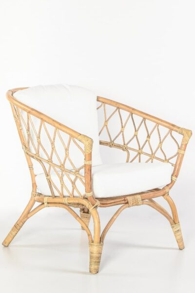 sillón de ratán con cojines blancos dormitorios estilo hamptons