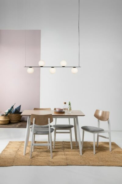 cocina minimalista blanca con mesa y sillas vintage cocinas minimalistas blancas