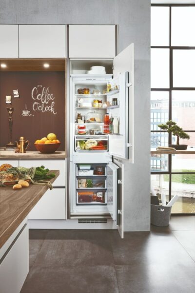 frigorífico integrado de una puerta para cocinas minimalistas blancas modelo Camaïeu cocinas minimalistas blancas