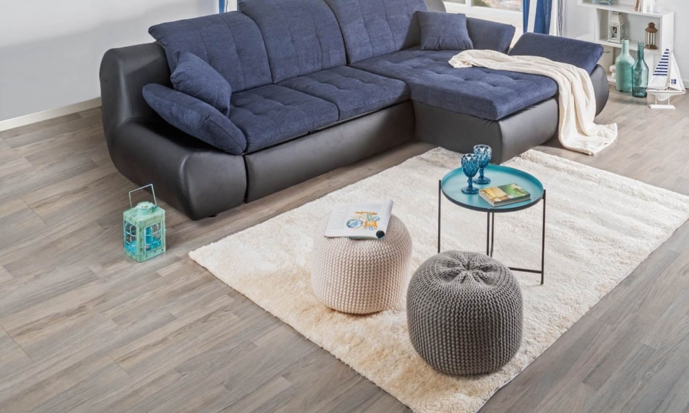 salón pequeño moderno con chaise longue y complementos textiles claros decorar salon rectangular estrecho