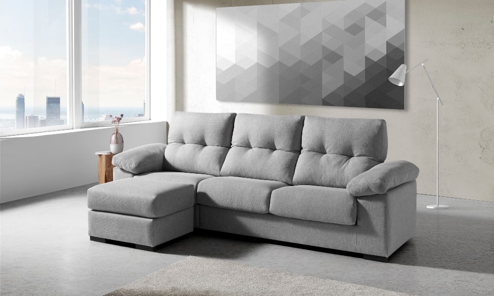 salón pequeño decorado con chaise longue en color gris decorar salon rectangular estrecho