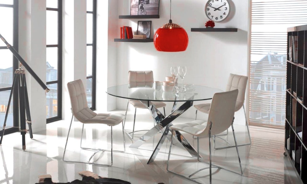 comedor ático abuhardillado con mesa redonda de cristal y sillas decorar atico abuhardillado