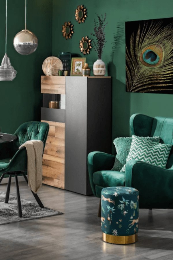Juega con distintas texturas para decorar con cojines un sofá verde: distintos grosores, estampados, patrones… como combinar un sofa verde