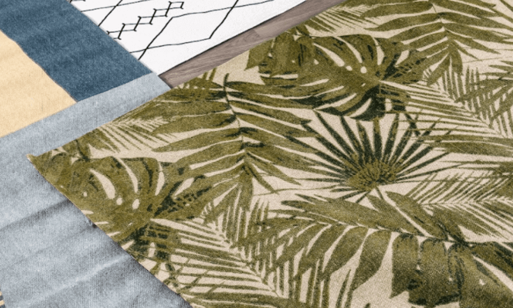 Una alfombra de estilo tropical o selvático puede ser un buen complemento para un sofá verde como combinar un sofa verde
