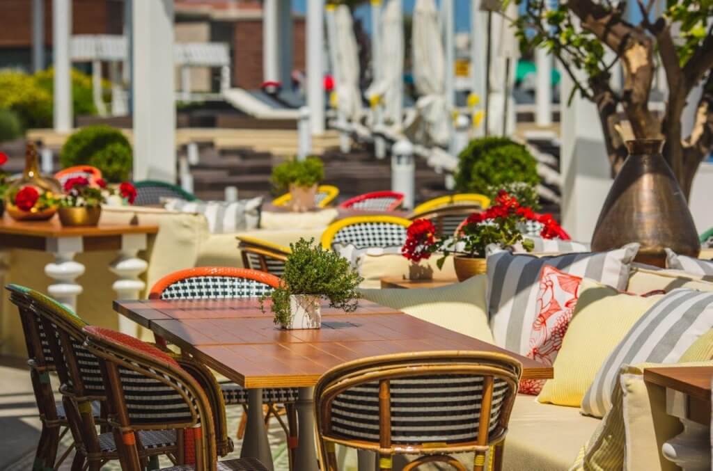 Terrazas verdes: Descubre cómo convertir la tuya en una terraza de moda