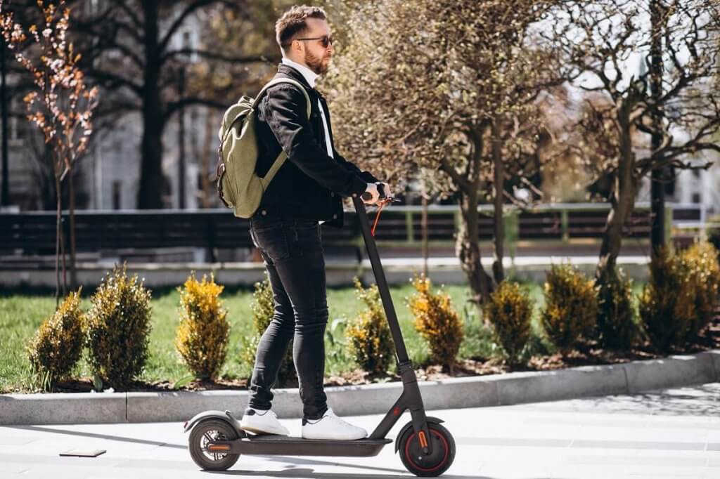 ¿Un patinete eléctrico puede circular por el carril bici y por la acera?